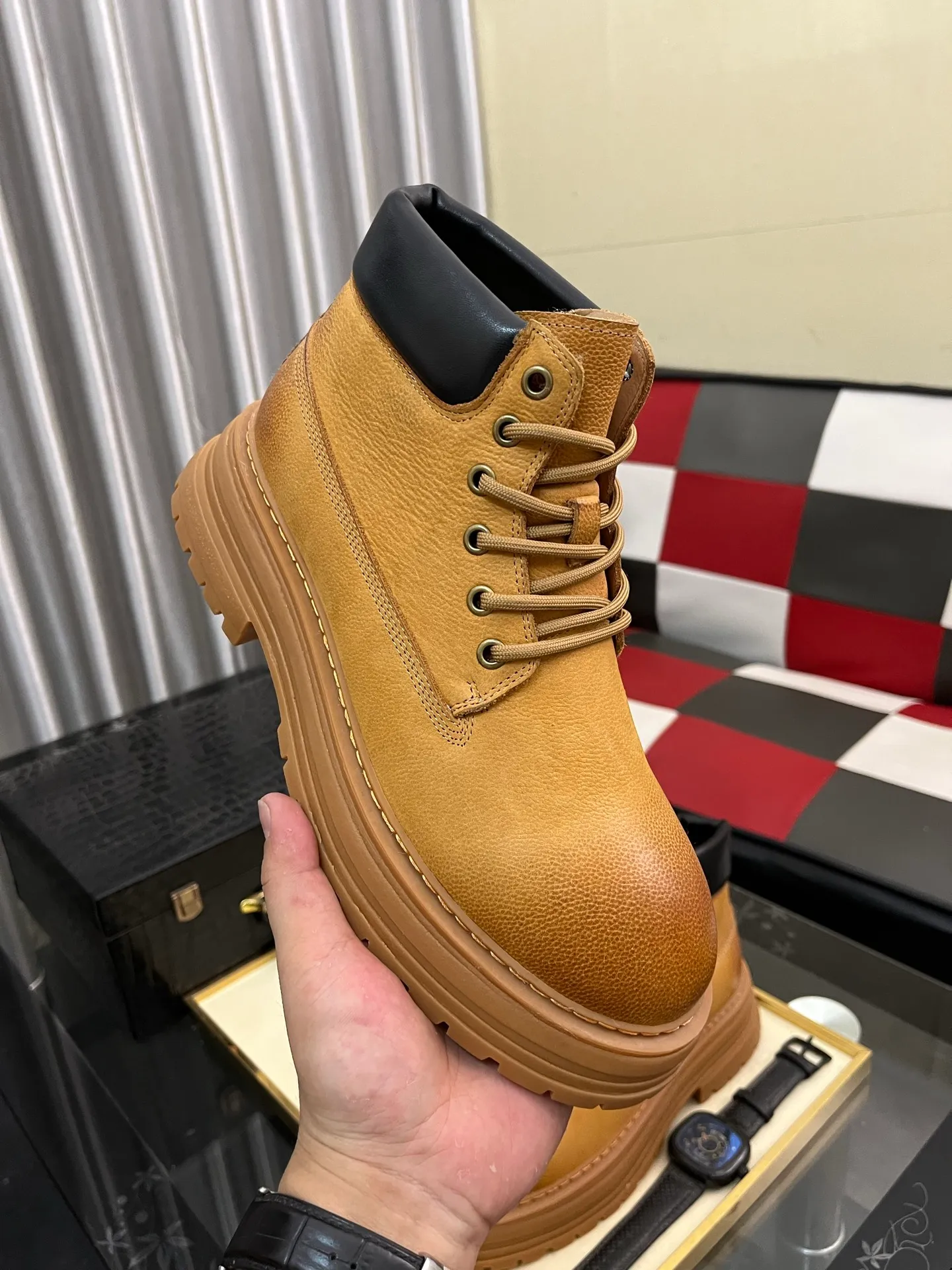 Men's Men's Shoes 💰660⌚️⌚️New UGG fur-integrated men's simple and fashionable snow shoes. The most worth buying at the end of this year are warm casual shoes. Whether you are out and about at home, their comfortable and warm performance will be your most suitable fashion companion! The material is cowhide upper and imported wool is used inside. Two layers of cowhide for warmth and comfort! The eva+ rubber patch outsole is cushioned, wear-resistant, and has good elasticity. It is light and wear-resistant, comfortable and soft, and the new simple cut is more fashionable. It has both practicality and fashion sense, so you no longer have to worry about how to match it in winter, while still maintaining fashionable taste. High-quality genuine wool produced in Dongguan. The material depends on the details! Size: 38-39-40-41-42-43-44-45